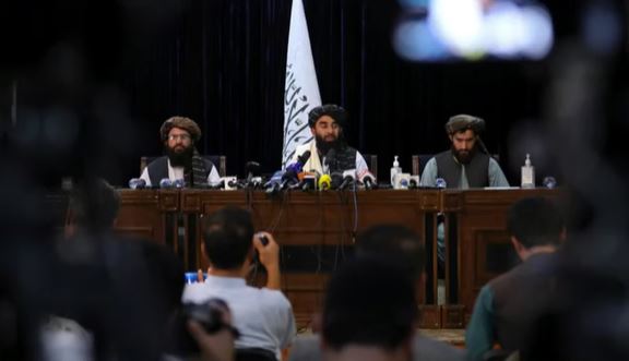 当地时间8月17日傍晚，阿富汗塔利班新闻发言人扎比胡拉·穆贾希德在位于阿富汗首都喀布尔的媒体中心举行记者会，这也是塔利班15日进入阿富汗首都喀布尔之后的首次记者会。【图片来自JTBC截图】