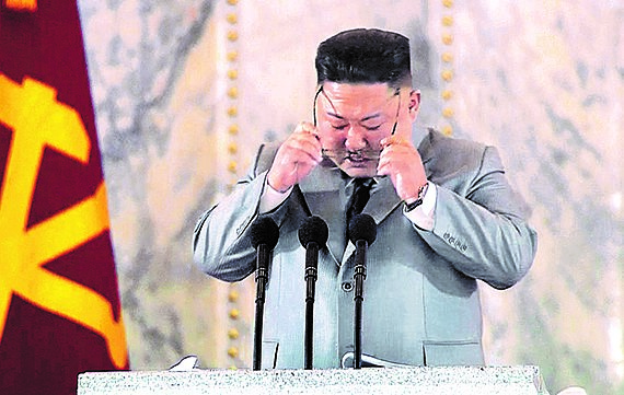 朝鲜国防委员长金正恩去年10月10日出席在平壤金日成广场举行的建党节阅兵仪式，在演讲过程中抹泪表示，“对不起广大人民群众”。【照片来源：韩联社】