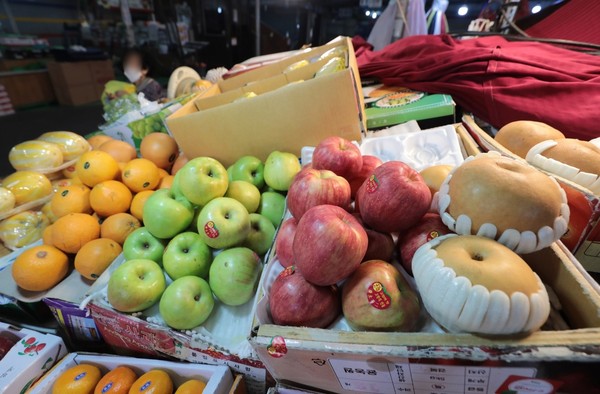 照片中是首尔广藏市场在售的中秋当季水果。【照片来源：NEWS1】
