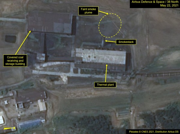 朝鲜核武器开发与生产设施密集的宁边核基地。从今年7月起重新启动的5兆瓦核反应堆以及进行再处理的放射化学实验设施均位于此处。【照片来源：38 North=韩联社】