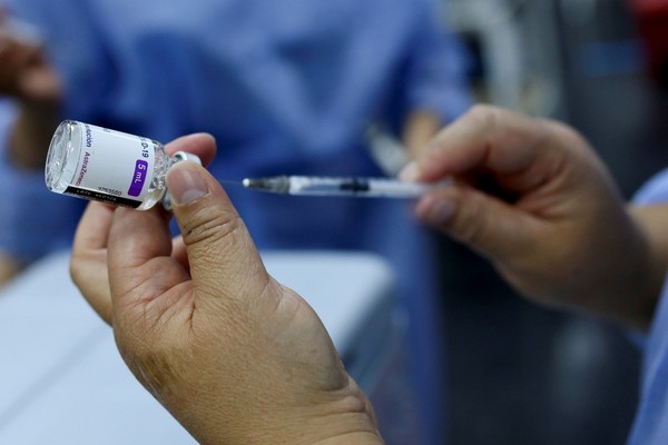 图为哥伦比亚正在接种新冠肺炎疫苗。【照片来源：路透社=韩联社】