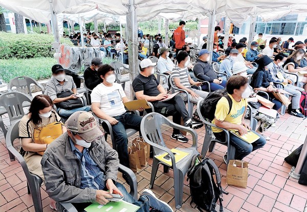 图为9月5日在首尔九老区预防接种中心等待接种新冠肺炎疫苗的外国人 。【照片来源：NEWS1】