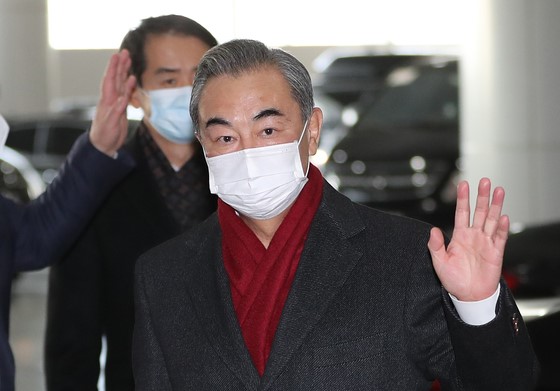 图为去年11月访韩的中国外交部长兼国务委员王毅在结束访问行程后正通过仁川机场出境。【照片来源：NEWS1】