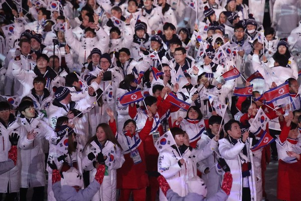 图为2018年平昌冬奥会闭幕式上，韩国和朝鲜代表团正在入场。【照片来源：韩联社】 