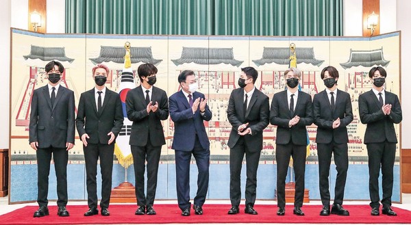9月14日上午，文在寅总统在青瓦台向防弹少年团(BTS)颁发“未来一代和文化总统特使”委任状，并与组合成员(左起依次为V、J-HOPE、JIN、RM、SUGA、JIMIN、JUNG KOOK)合影留念。文在寅总统当日向防弹少年团成员颁发红色封面的“大韩民国外交官护照”，并赠送了钢笔做礼物。持有外交官护照可在国外享受司法豁免权，并可在机场出入境时享受外交官行李免检和VIP通道待遇。BTS将于9月20日(当地时间)在美国纽约举行的“SDG(可持续发展目标)活动”上发表演讲并以视频形式进行表演。