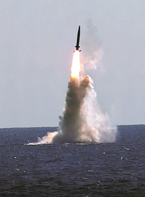 韩国9月15日在“岛山安昌浩号”潜艇(3000吨级，见下方照片)上发射了自主研发的潜射弹道导弹(SLBM)。这次试射在国防科学研究所(ADD)综合试验场举行，文在寅总统等人参观了试射，韩国成为全球第七个拥有潜射弹道导弹的国家。【照片来自韩国国防部】