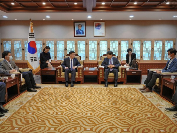 韩国驻华大使张夏成会见盐城市委书记曹路宝。盐城外办供图
