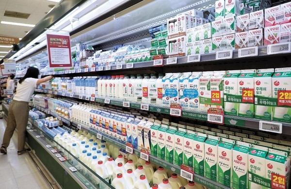 由于上个月原奶价格出现上涨，牛奶价格的上调也成为了现实。9月23日“首尔牛奶”协同组织表示，下月1日起牛奶产品价格将平均上调5.4%。随着牛奶行业龙头“首尔牛奶”公司上调牛奶价格，南阳乳业和每日乳业等其他牛奶企业预计也将于近期上调价格。图为首尔市内一家大型超市牛奶及乳制品柜台。 【照片来源：韩联社】