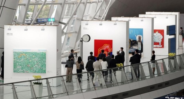 图为27日在永宗岛仁川国际机场第一交通中心，市民们正在欣赏美术作品。仁川国际机场公社将与韩国画廊协会一起从当天开始到次月22日举行“韩国国际艺术展(KIAF KIAF)特别展”。 【照片来源：NEWS1】
