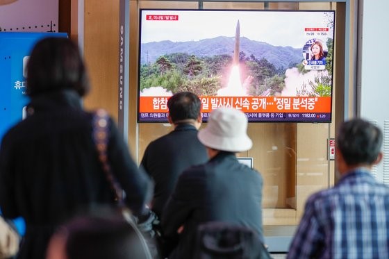 图为9月28日人们在首尔站观看朝鲜发射短程导弹的新闻。朝鲜当日上午6点40分左右在朝鲜慈江道武坪里一带朝东海方向发射了一枚飞行物。【照片来源：NEWS1】