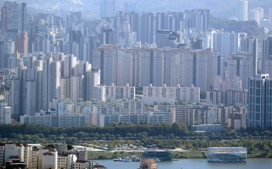 KB国民银行每月住房交易价格统计数据显示，上月全韩国实用面积小于60平方米的小户型住房均价3.3033亿韩元。照片中是首尔江南地区住房楼群。【照片来源：NEWS1】