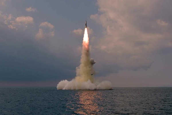 朝鲜《劳动新闻》10月20日第二版报道了朝鲜10月19日进行“新型潜射弹道导弹(SLBM)”试射的消息。报道中称，朝鲜在“8.24英雄号”潜艇上发射了SLBM，并公开了相关照片。【照片来源：NEWS1】