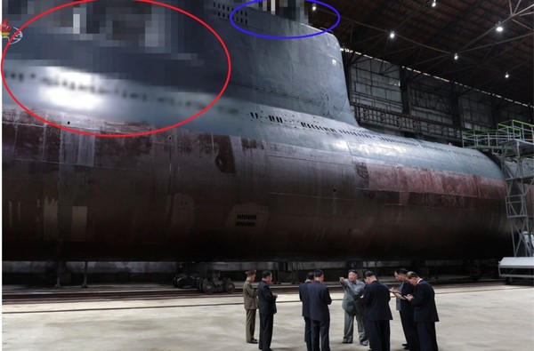 2019年7月朝鲜中央电视台报道了金正恩国务委员长到新潜艇建造现场视察的情况，并公开了潜艇外观。专家们推测这艘潜艇为3000吨级，可以搭载2-3个潜射弹道导弹发射管。当时朝鲜中央电视台在公开视察现场的照片时，将潜艇上疑似搭载潜射弹道导弹发射管的部位(红色圆圈内)和舰桥上疑似搭载雷达和潜望镜等设备的部位(蓝色圆圈内)进行了马赛克处理。【照片来源：韩联社】