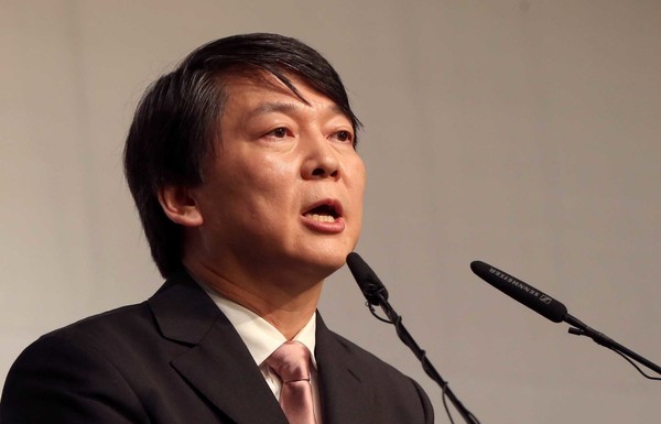 2012年9月19日，时任首尔大学融合科学技术研究生院长的安哲秀在首尔忠正路救世军艺术大厅发表参加总统竞选的宣言。