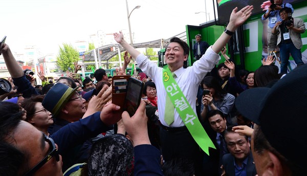 图为2017年4月30日，国民之党总统候选人安哲秀在京畿道水原市水原站前举行“国民终将胜利”水原国民胜利选举拉票活动，正在向支持者挥手致意。