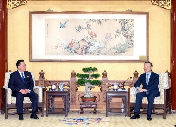 10月28日，中国负责外交事务的中央政治局委员杨洁篪在北京接见了朝鲜驻中国大使李龙男。 【照片来源：中国外交部官网=韩联社】