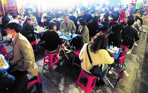 大排档等营业时间限制解除，图为在首尔乙支路的酒吧街，很多市民正在喝啤酒。 【照片来源：NEWSIS】
