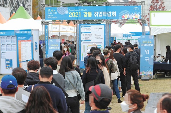 11月4日，首尔江东区厅举行“江东就业博览会”，图为排队进场的求职者。【照片来源：韩联社】