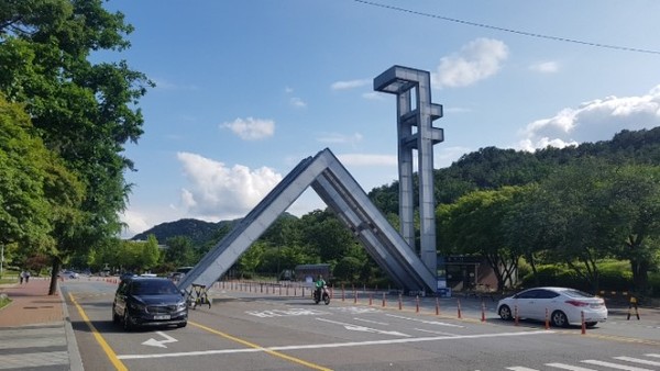 图为首尔大学正门。【照片来源：韩联社】