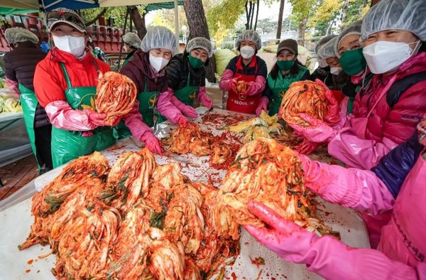 图为10日在首尔松坡区首尔游乐场举行的为低收入家庭制作韩国泡菜的爱心活动。