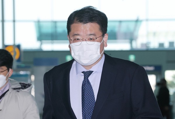 韩国外交部第一副部长崔钟健为出席韩美日外交副部长会谈及协议会于11月14日通过仁川国际机场出发飞往美国。【照片来源：韩联社】