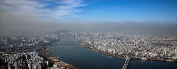 图为15日在首尔松坡区拍摄到的市中心一片灰蒙蒙的景象。