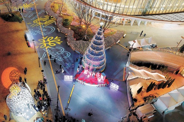 年末将至，乐天世界大厦以"梦幻的冬季王国"为主题，设置了15米高的大型圣诞树，用4000多个数码雪花和星光、银河灯光等装饰了购物城附近。乐天物产23日表示，已在22日举行了用3万多颗施华洛世奇水晶装饰的15米高的圣诞树点灯仪式。【照片来源：乐天物产】