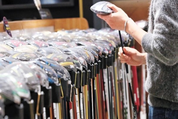 随着高尔夫玩家的快速增加，韩国高尔夫用品进口额达到了历史最高水平。据韩国关税厅表示，今年到上个月为止，高尔夫用品的进口额为6.01亿美元，比一年前增加了29.3%。图为24日顾客在首尔一家高尔夫用品卖场挑选高尔夫球杆的情景。【照片来源：韩联社】