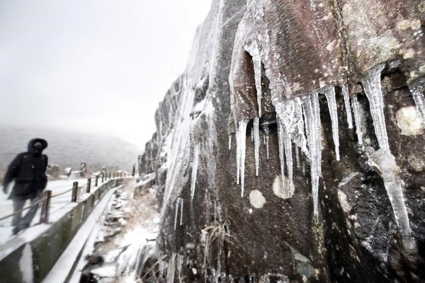 从进入12月份的第一天开始冷空气便席卷韩国全国，图为1日上午光州无等山国立公园的岩石上结了冰柱。据气象厅预报说，今天(2日)首尔地区最低气温将降至零下4度，全国早晨最低气温为零下9度至零下2度，白天最高气温为5度至10度，寒冷天气将持续到周末。【照片来源：NEWS1】