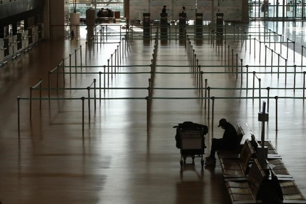 新冠变异病毒“奥密克戎”已扩散至韩国，仁川国际机场的出境大厅也显得冷冷清清。【照片来源：NEWS1】