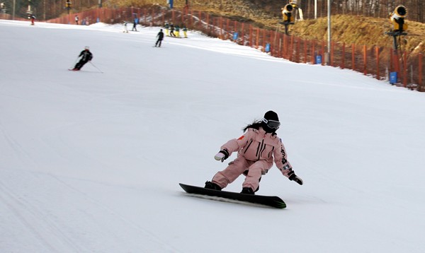 图为12月3日来到位于江原道的凤凰城平昌度假村滑雪场的人们正在滑雪。凤凰城平昌度假村将在本月23日之前运营为期3周的"First Winter"套餐，含一间客房和滑雪小屋自助餐(或早餐)、升降机全天券、雪村、Blue Canyon温泉，并按先后顺序免费提供滑雪入门培训。【照片来源：凤凰城平昌】