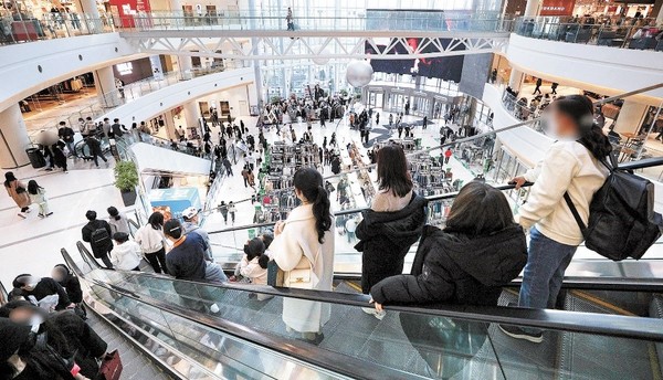 图为12月5日韩国在实施4周强化防疫措施的前一天，首尔某购物中心挤满了人。【NEWS1】