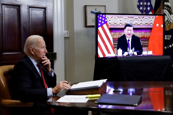 图为美国总统乔·拜登11月16日(韩国时间)在白宫罗斯福大厅与中国国家主席习近平举行视频会议时的照片。这是今年1月拜登总统就职以来美中第一次举行领导人会晤。【照片来源：路透社=韩联社】