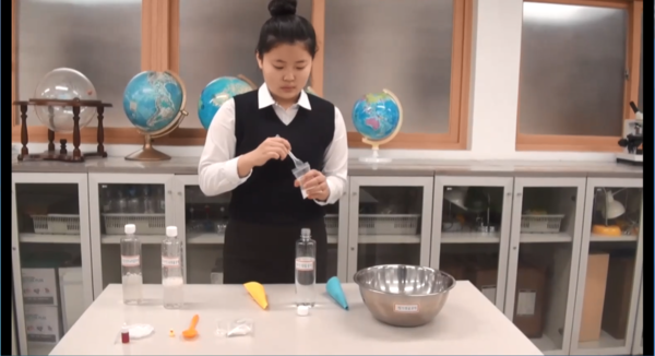 庆州市女子中学同学科学小实验《制造环保型水瓶“水精灵”》