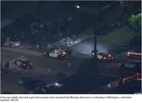 当地时间6日下午，美国加利福尼亚州威尔明顿街区发生了一起枪击事件，一名13岁男孩死亡，另有两人受伤，伤者中包括一名9岁女孩。【图片来源：美国《洛杉矶时报》报道截图】