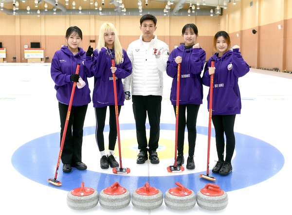 图为参加2021年韩中明星冰壶大赛的中国队“非首脑冰壶队”。