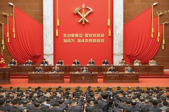 据朝鲜《劳动新闻》28日表示，朝鲜劳动党第八届中央委员会第四次全体会议于12月27日开幕。报道称，劳动党总书记金正恩出席并主持会议。【劳动新闻=NEWS1】