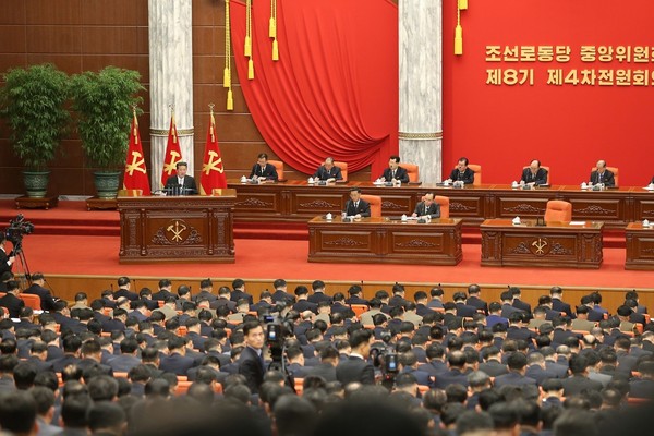 据朝鲜劳动党机关报《劳动新闻》29日报道，朝鲜于28日召开了劳动党中央第八届四次全体会议第二日议程。【图片来源 : 《劳动新闻》】