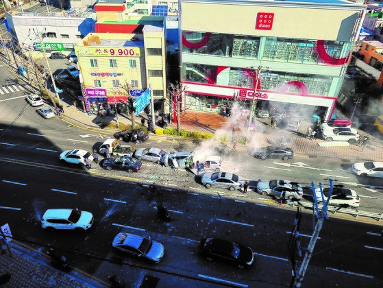 12月30日中午12时30分许，在韩国釜山莲堤区莲山洞Home plus 5楼停车场，一辆出租车突然破墙而出，坠落至20多米下的道路上。在该事故中，一名70多岁的出租车司机当场死亡，还有5名乘客及2名行人在等待信号灯时被出租车碾压受伤。图为事故现场。【NEWS1】