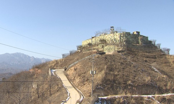 1月1日，金某越过铁栅栏重返朝鲜事件事发地附近，江原道高城22师团内的哨所(监视哨所)旧址，根据2019年《9·19韩朝军事协议》，该哨所内的兵力已全部撤离。【照片来源：韩联社】
