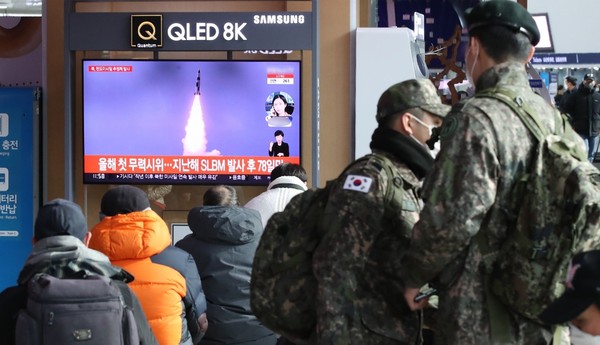 图为5日下午，韩国市民们正在首尔站观看朝鲜试射导弹的相关新闻。韩国联合参谋本部当天表示，朝鲜5日上午8点10分左右在其本土向东海发射了一枚疑似弹道导弹的飞行物。【照片来源：NEWS1】