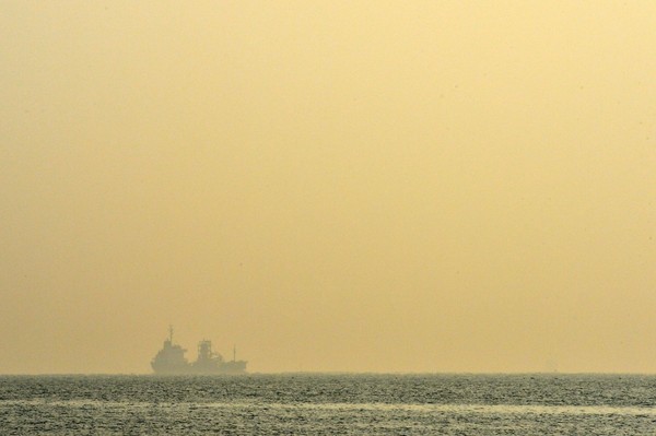 图为10日上午，一艘货船正在庆北浦项市迎日台海水浴场前海航行。当天浦项地区的细颗粒物浓度为71微克/米，空气质量水平差。【照片来源：NEWS1】