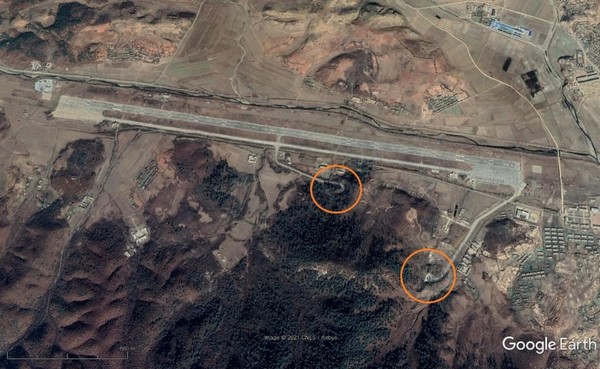 黄海北道漏川里机场跑道南侧设有地下机库(圆圈为飞机出入口)。【图片来源：谷歌地球】