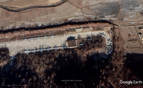 上图为义州机场照片的圆圈放大图。空军飞机排在地下机库的入口处。【图片来源：谷歌地球】