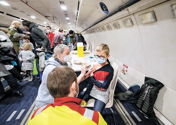 1月9日(德国当地时间)，在德国科隆机场停泊的空客大型客机A300上，一名9岁少年正在注射新冠疫苗。德国政府设置了客机疫苗接种点，让5至11岁儿童能把接种新冠病毒疫苗当成一件令人兴奋的事情。【照片来源：美联社=韩联社】