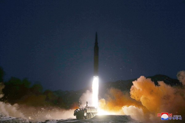 朝中社12日报道称，11日朝鲜国务委员会委员长金正恩参观了朝鲜国防科学院进行的高超音速导弹试射。【照片来源：朝中社=韩联社】