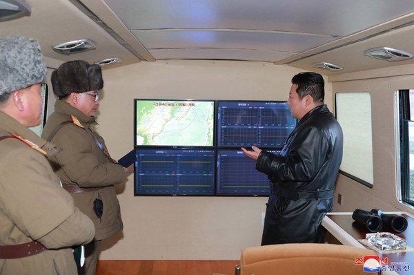 11日，金正恩正在指导试射高超音速导弹。【照片来源：朝中社=韩联社】