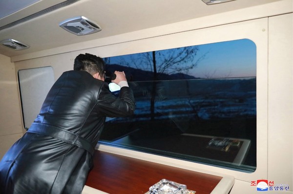 图为11日，金正恩正在参观高超音速导弹的试射。【照片来源：朝中社=韩联社】
