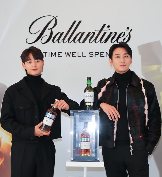 12日下午，韩国演员朱智勋(右)和SHINee崔珉豪出席了在首尔龙山区龙城酒店(Seoul Dragon City)举行的苏格兰威士忌品牌百龄坛的“时光淬炼美好(Time Well Spent)”全球上市活动。 【照片来源：韩联社】
