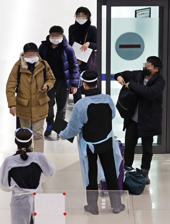 13日晚，在哈萨克斯坦阿拉木图反政府流血示威中，被困在当地机场的乘客们已安全抵达韩国，正通过仁川国际机场入境。【照片来源：韩联社】